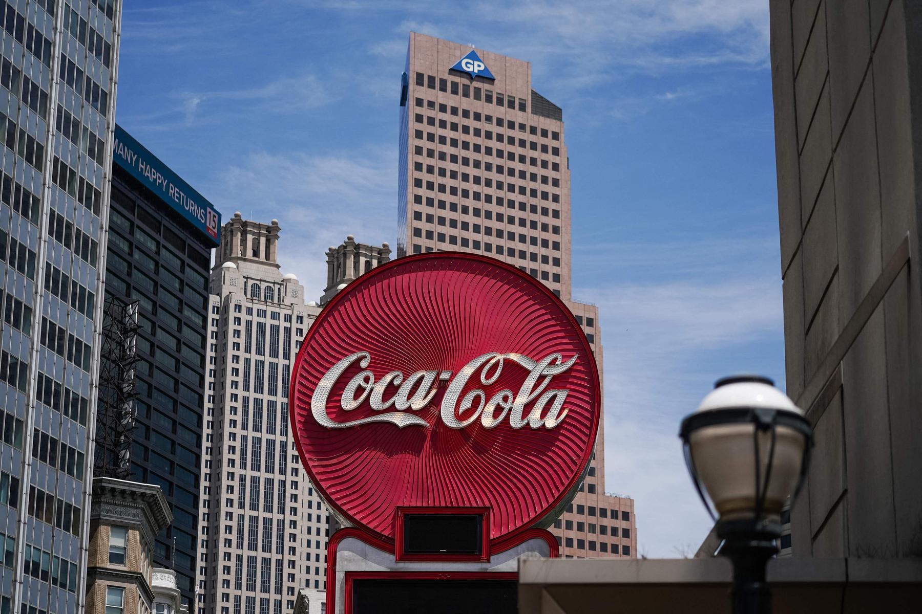 Coca Cola neu: Coca Cola schenkt Rohrzucker ein – und widerspricht Trump