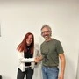 Ein Mann und eine Frau schütteln sich die Hand 