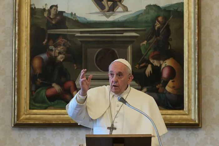 Papst Franziskus zog sich im Laufe der Corona-Krise immer weiter aus der Öffentlichkeit zurück. Anfang März ersetzte der Vatikan größere Auftritte des 83-Jährigen durch Videobotschaften. Er lebt hinter den dicken Mauern des Vatikanstaates in der Residenz Santa Marta. Doch eine richtige Quarantäne ist das nicht. Der Pontifex empfängt weiter einzelne Besucher zu Audienzen. Auf Fotos sieht man ihn ohne Mundschutz, und es kursieren Berichte, dass er Gästen - obwohl er wegen seines Alters zur Hochrisiko-Gruppe gehört - auch die Hand gebe. Mitte März lief er sogar durch die leergefegten Straßen Roms und betete in zwei Kirchen für ein Ende der Pandemie.