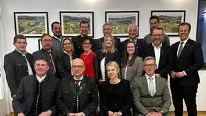 Der neue Gemeinderat von St. Marein-Feistritz mit BH Nina Pölzl (vorne) und Landesrat Karlheinz Kornhäusl (r.)