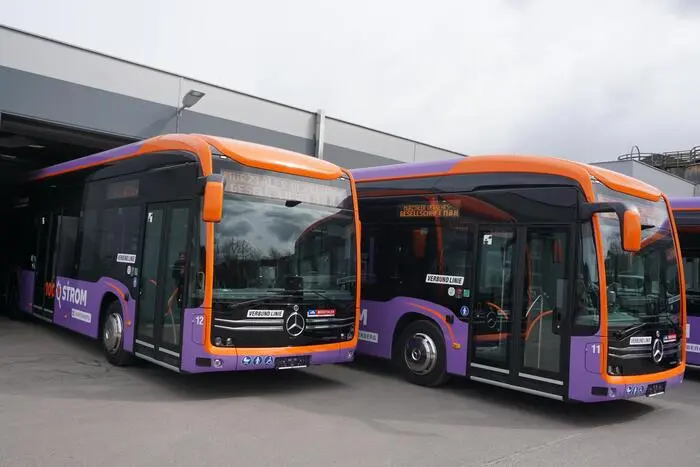 Zwei der drei neuen E-Busse