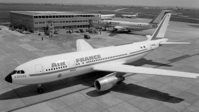Vor mehr als 42 Jahren rollte der allererste Airbus aus der Produktionshalle. Damals noch als hoffnungsfroher, aber arg belächelter deutsch-französischer Unternehmensverband hatte der heutige Weltkonzern am 10. Mai 1974 seine erste Maschine - einen A300B2 - an Air France übergeben.