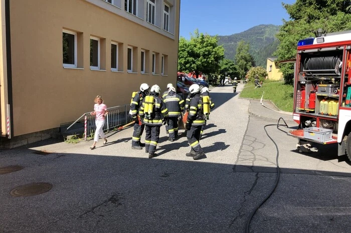Als die ersten Einsatzfahrzeuge eintrafen, war das Gebäude fast vollständig geräumt, doch eine Mitarbeiterin wurde vermisst.