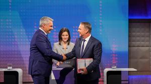 Freundlicher Handshake zwischen Nehammer und Babler nach dem TV-Duell im ORF, heute folgt die Elefantenrunde