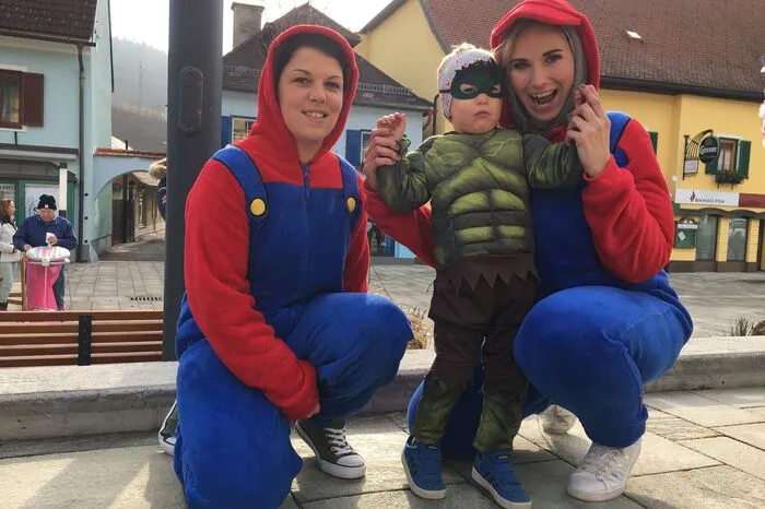 Kostümiert waren nicht nur die Schüler. Auch die Zuseher waren herausgeputzt.