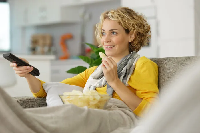 Der Fernseher verleitet uns immer wieder zum Naschen. Am besten kaufen Sie Chips und Co. garnicht erst ein. Ist es nicht im Haus, können Sie nicht in Versuchung kommen 