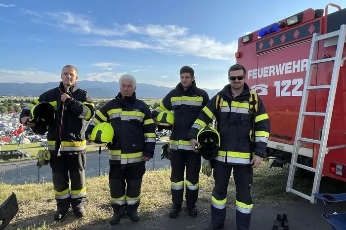 Die Freiwilligen der Feuerwehr sind rund um das Gelände verteilt