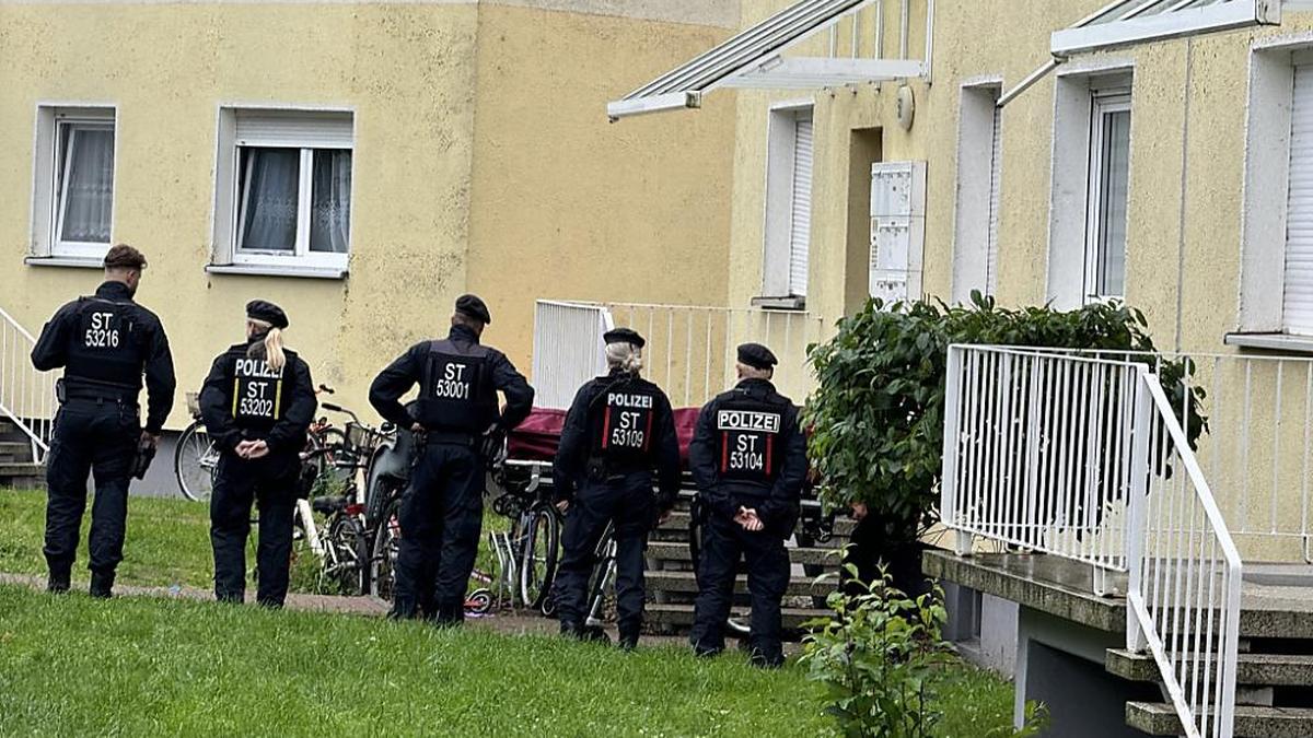 Polizei steht vor Wohnhaus | Polizisten in Wolmirstedt in Sachsen-Anhalt 