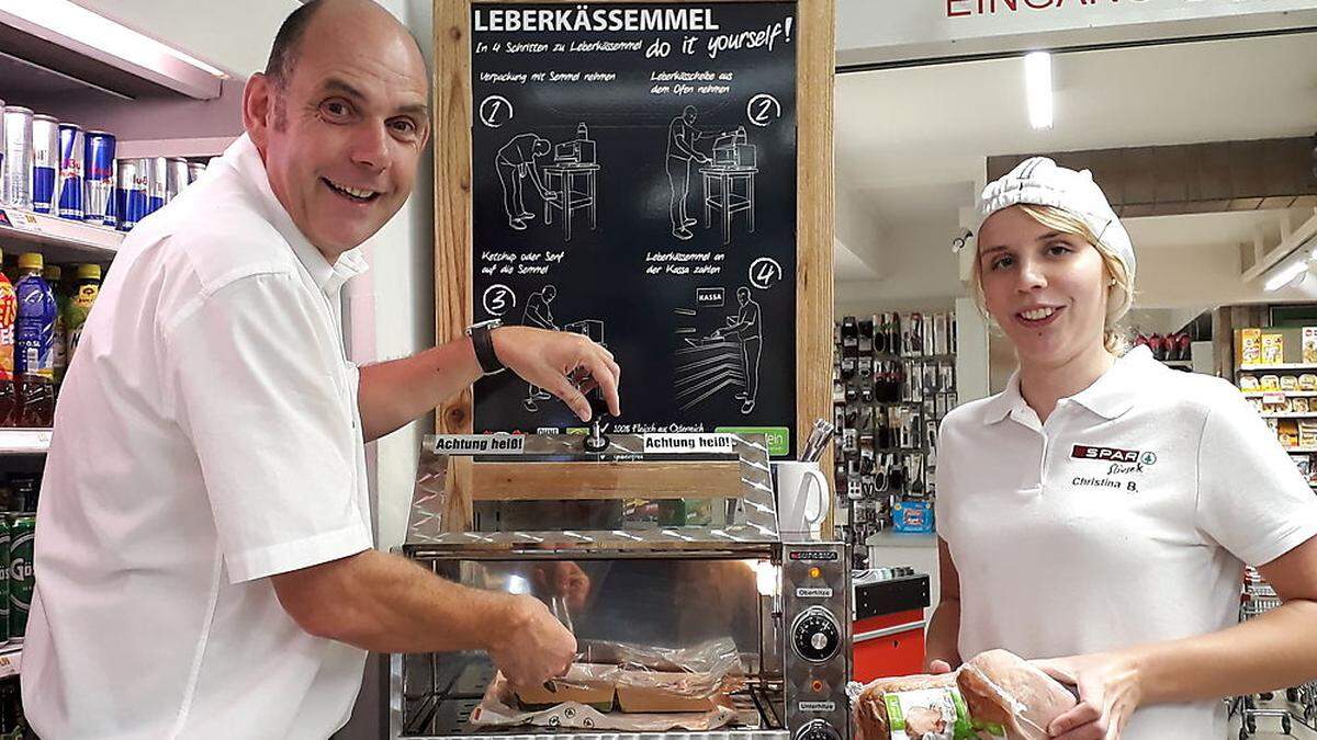 Hans Slivsek führt vor, wie es mit dem Leberkäse geht