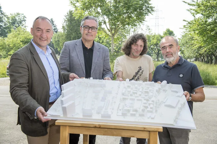 Trotz dieser Nachverdichtung soll der Dorfcharakter im Gebiet erhalten bleiben: Vizebürgermeister Mario Eustacchio, Gerhard Uhlmann von Wohnen Graz, Archäologe Gerald Fuchs und Architekt Josef Hohensinn.