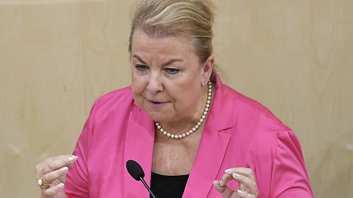Es soll sich um den früheren Finanzminister und Kurzzeit-Vizekanzler Löger sowie die Ex-Ministerinnen Hartinger-Klein (im Bild) und Kneissl handeln