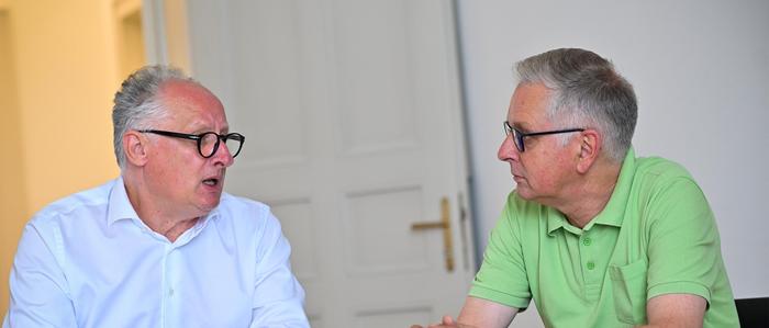 Im Gespräch (von links): „Klagenfurt Wohnen“-Geschäftsführer Gerhard Scheucher und Wohnungsreferent Alexander Kastner (TK)
