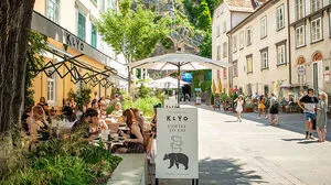 Das Klyo Alte Münze mit seinem Gastgarten am Schloßbergplatz
