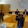Die verurteilte Täterin am Beginn der Verhandlung. Auch eine deutsche TV-Station ist beim Prozess dabei