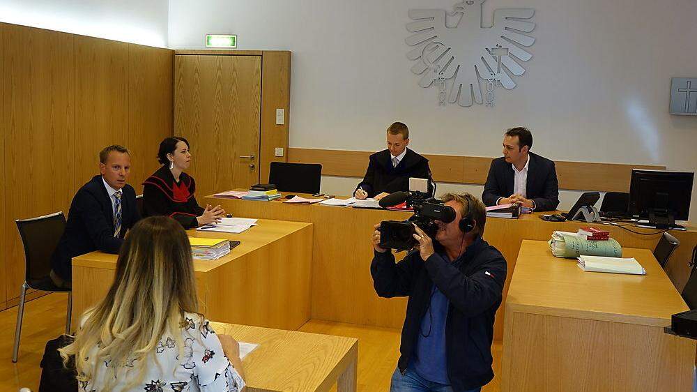 Die verurteilte Täterin am Beginn der Verhandlung. Auch eine deutsche TV-Station ist beim Prozess dabei