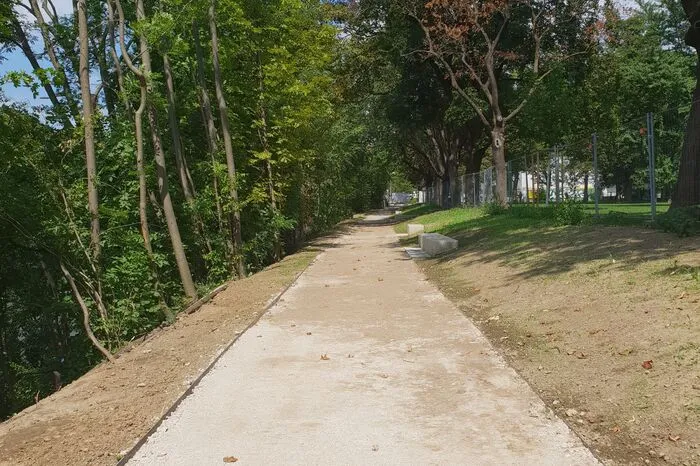 Der Fußweg um die Bucht wird nicht asphaltiert, er bleibt sandig