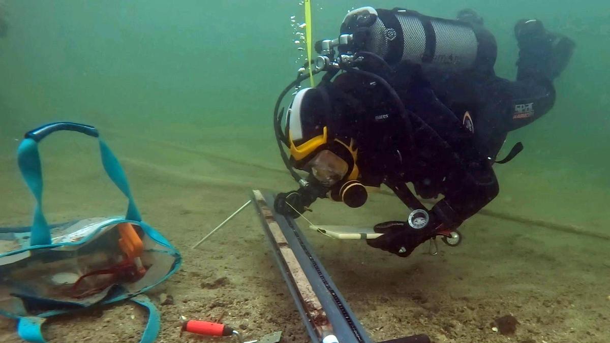 Die Forschungstaucher kontrollierten regelmäßig den Zustand der Pfahlbausiedlung im Keutschacher See