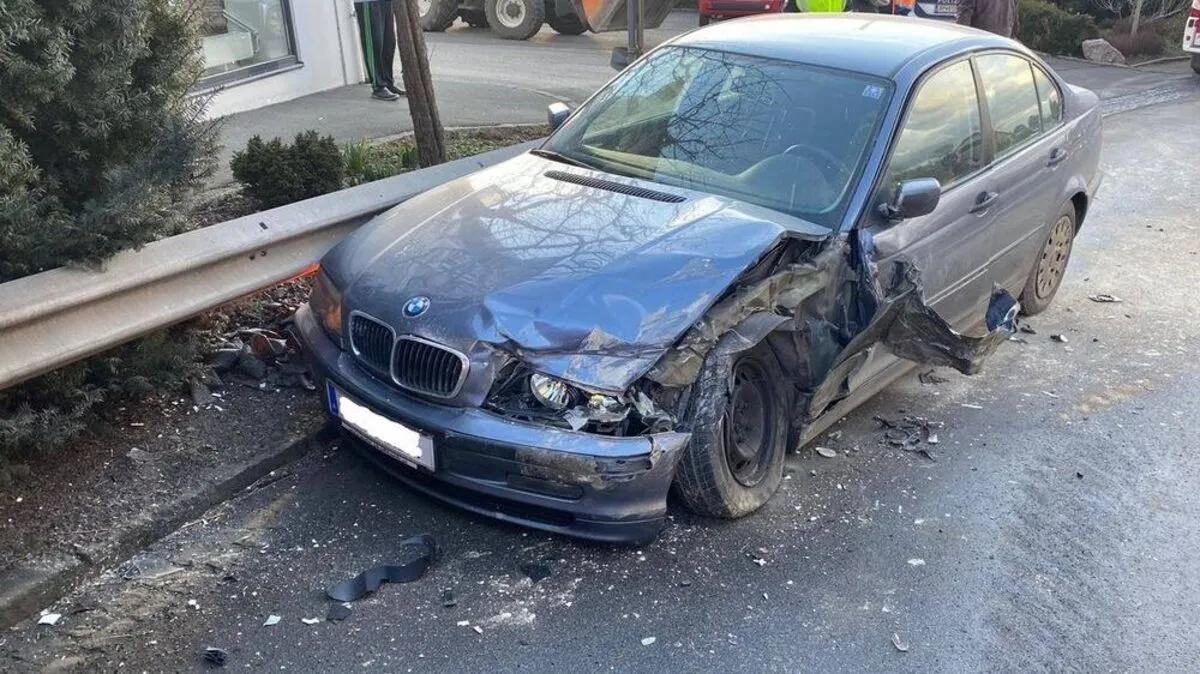 Der Pkw wurde bei dem Zusammenstoß schwer beschädigt