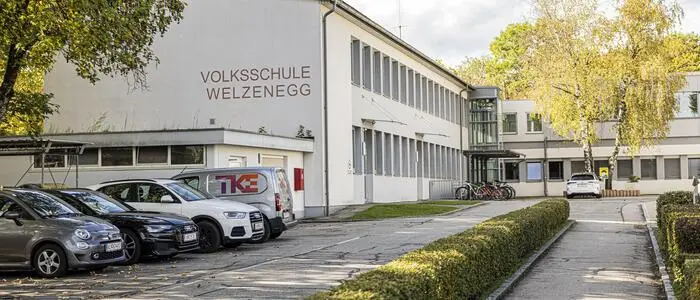 In der Volksschule Welzenegg herrscht akuter Platzmangel, die Kinder müssen in Tranchen zum Mittagstisch