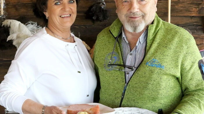 Seit Freitag hat der allseits bekannte „Radlerstop“ der Familie Evelin und Franz Leitgeb (Foto) nahe der „Jacques Lemans-Arena“ in Unterbergen bei St. Veit nach der Winterpause seine Pforten wieder geöffnet.  