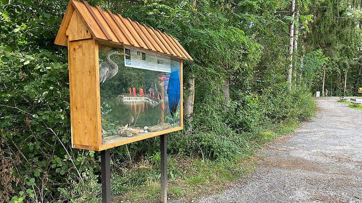 Die Scheibe des Schaukastens am Grafenteich wurde eingeschlagen