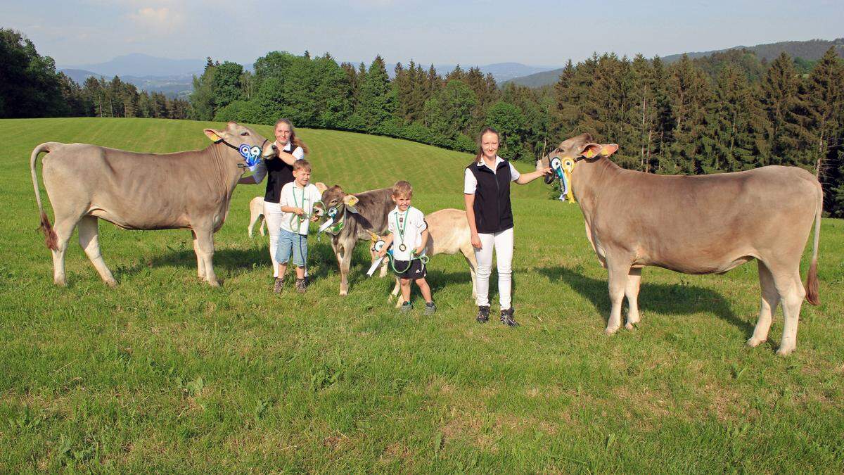 Karin Gspurning, Janic und Jonas Kaiser sowie Bettina Kalcher (von links) mit ihren Kalbinnen