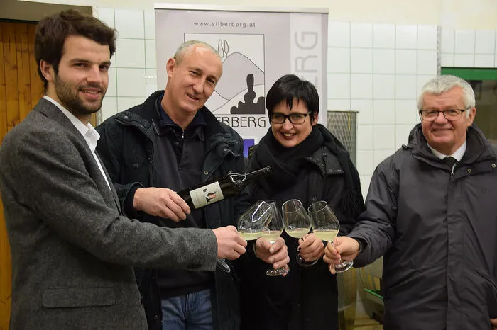 Direktor Anton Gumpl (r.) mit den Kellermeistern Klaus Fischer und Josef Auer sowie Eva Lehner (Tourismusverband Leibnitz-Südsteiermark).