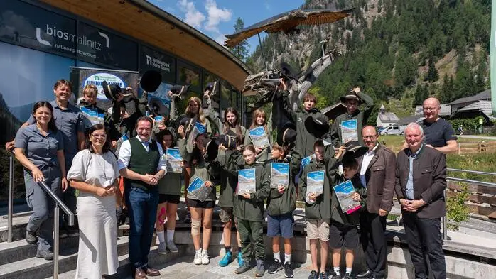 Die neuen Junior-Ranger mit Gratulanten: Nationalpark-Rangerin Karoline Winkler, Nationalparkdirektorin-Stellvertreter Johann Keuschnig, Nationalparkreferentin  Marika Lagger-Pöllinger, Bundesminister Norbert Totschnig und Kärntnermilch-Direktor Helmut Petschar, Peter Rupitsch, Direktor des Vereins „fans&friends“ des Nationalparks und der Mallnitzer Bürgermeister Günther Novak