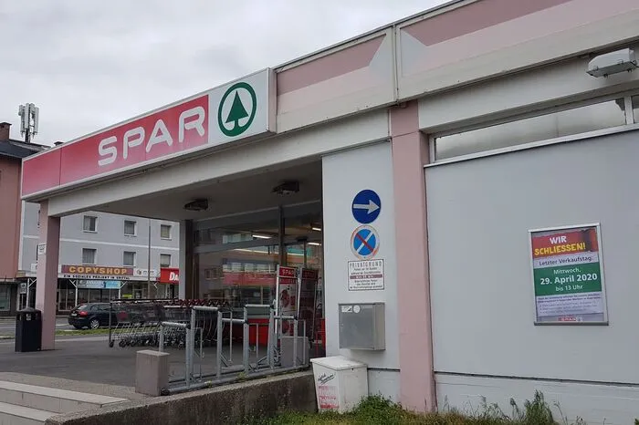 Spar sperrte zu Der in die Jahre gekommene Spar-Supermarkt in der Villacher Straße 29 – neben dem ehemaligen Möbelhaus Kika – hatte am 29. April 2020 seinen allerletzten Verkaufstag. Die Mitarbeiter hätte man in den anderen Filialen untergebracht, so versicherte es Pressesprecher Dobrautz-Leitner. Kleinsasser