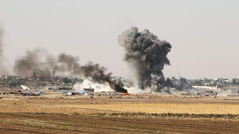 Unter Beschuss: Von der Stadt Ras-al-Ain an der syrisch-türkischen Grenze steigen schwarze Rauchwolken auf