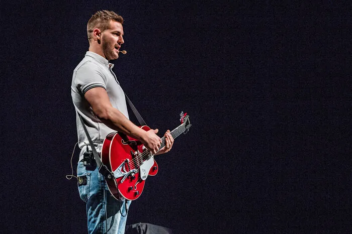 ... und obwohl sein Programm "Sex, Drugs &amp; Klei'n'Kunst" schon einige Jahre auf dem Buckel hatte, schaffte er es, die Stadthalle Graz zu füllen ...