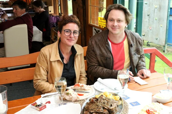 „Zum Auftakt haben wir heute geräucherte Forellen und Rippalan aufgetischt“, sagte das Duo unisono. 