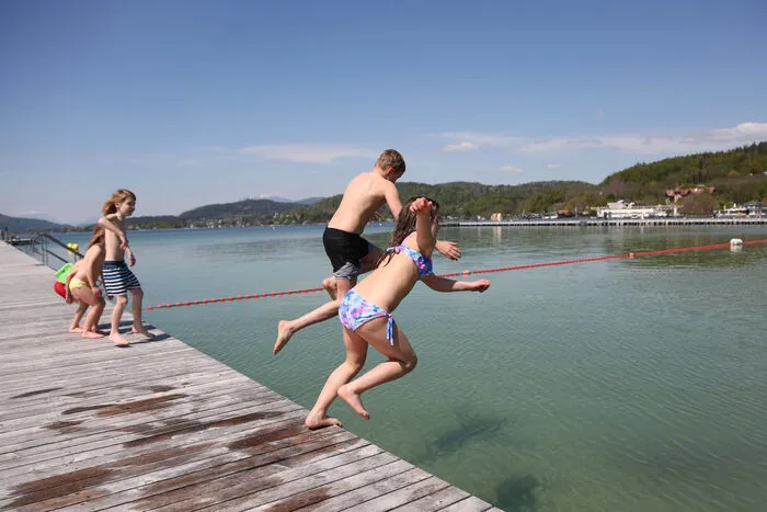 Den Sprung ins kühle Wasser wagten nur wenige.