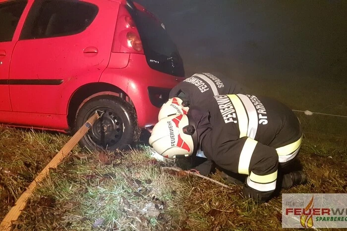 Die alarmierte Feuerwehr Sparberegg leuchtete die Unfallstelle aus, sicherte das Fahrzeug mit Zurrgurt und Greifzug und baute den Brandschutz auf.