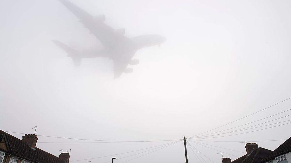 Ein Airbus vor der Landung in Heathrow im dichten Nebel - Archivbild