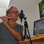 Hubert Waldner spielt die Musik passend zum Film teilweise live ein 