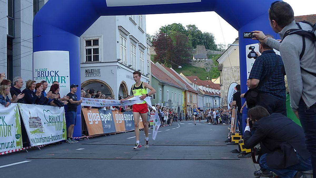 Beim Start des 16. Brucker Businesslaufs gaben die Sportler ihr Besten und starteten durch 