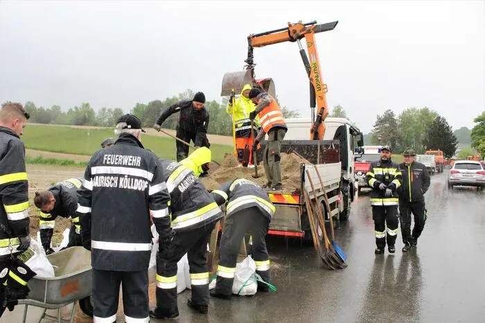Die Feuerwehr Bairisch Kölldorf befüllte am Dienstagnachmittag 500 Sandsäcke ...