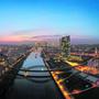 Die Europäische Zentralbank EZB und die Frankfurter Skyline 