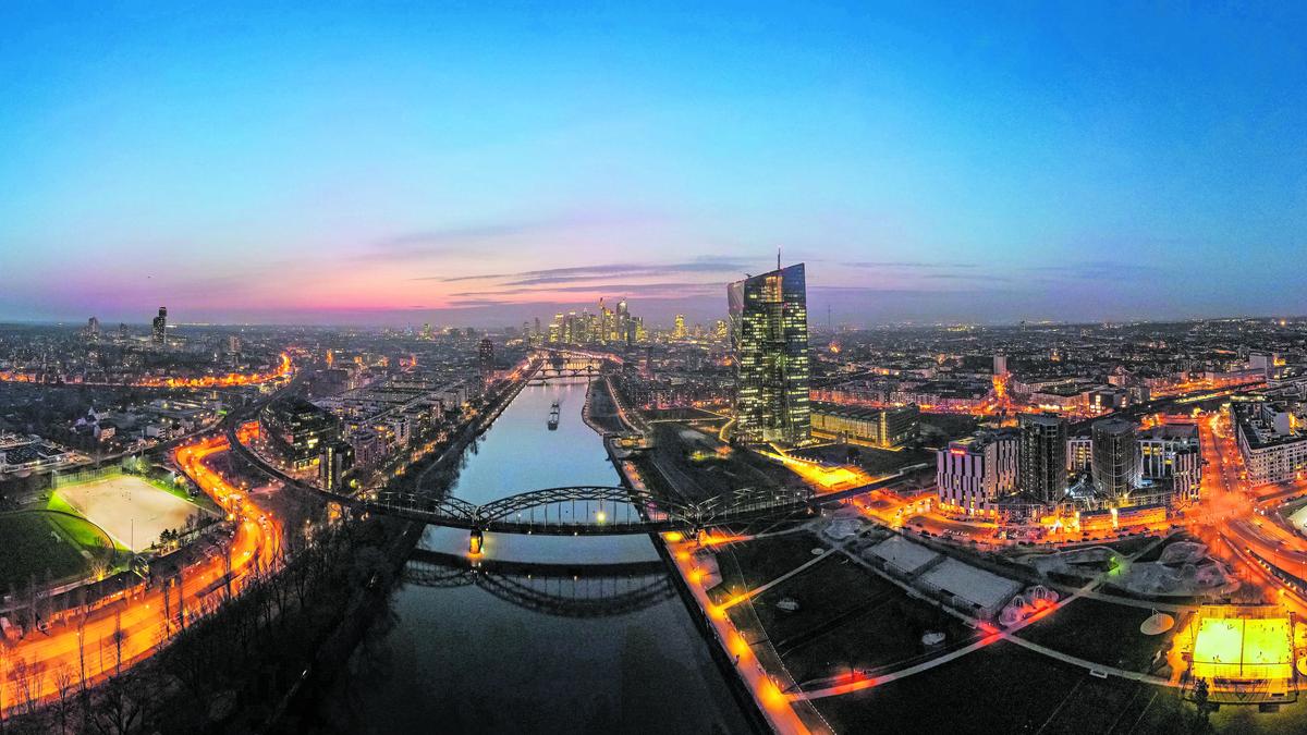 Die Europäische Zentralbank EZB und die Frankfurter Skyline 