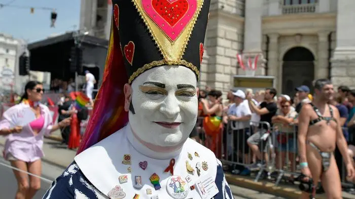 Bis zu 500.000 Besucher nehmen am heutigen Samstag an der Regenbogenparade in Wien teil.