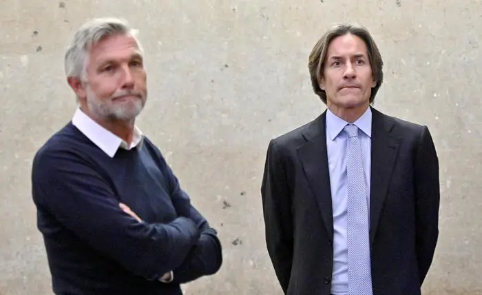  Wien AUT, Strafprozess gegen ehemaligen Finanzminister Grasser 30.10.2019, Landesgericht fuer Strafsachen, Wien, AUT, Strafprozess gegen ehemaligen Finanzminister Grasser, wegen Bestechungs- und Untreueverdacht bei BUWOG-Privatisierung und Linzer-Terminal-Tower, im Bild Die Angeklagten Walter Meischberger L und Karl Heinz Grasser // during hearing according to supspect of bribery and breach of trust in case of BUWOG-privatisation at the Landesgericht fuer Strafsachen in Wien, Austria on 2019/10/30. *** Vienna AUT, Criminal Trial against former Minister of Finance Grasser 30 10 2019, Regional Court for Criminal Matters, Vienna, AUT, Criminal Trial against former Minister of Finance Grasser, on suspicion of bribery and breach of trust in BUWOG Privatisation and Linz Terminal Tower, in picture The defendants Walter Meischberger L and Karl Copyright: xEibner-Pressefotox EP_pool