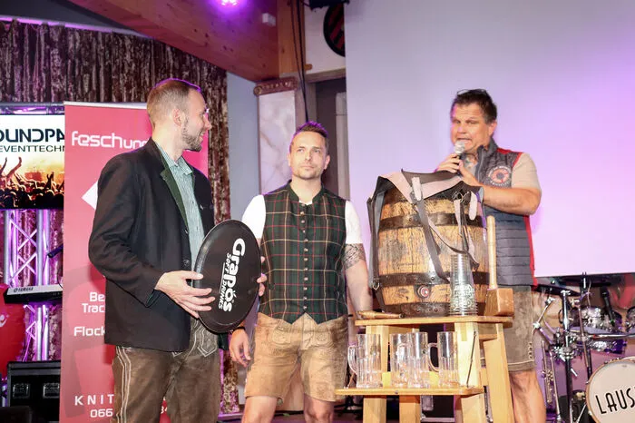 Der traditionelle Bieranstich im Holzfass wurde von Robert Neumann, Robert Linschinger, Gernot Macher und Kurt Stocker durchgeführt.   