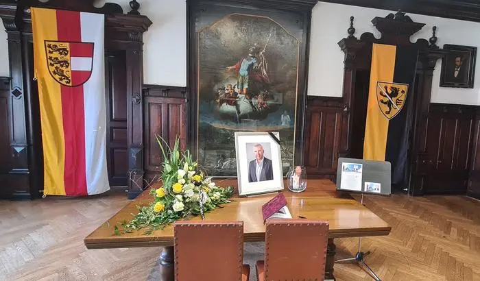 Im Sitzungssaal des Wolfsberger Rathauses liegt das Kondolenzbuch auf