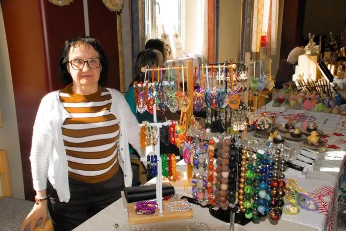 In vier Wochen ist Ostern: Nun gab es in Pischelsdorf bereits eine Osterausstellung. Rund 30 Hobbykünstlerinnen und Hobbykünstler boten ihre Kunstwerke an. Da konnte man unter anderem Osterhasen, Hühner und Eier in allen möglichen Formen kaufen. Hauben, Tücher und Kleidung wurden ebenso angeboten wie Holztruhen, Vogelhäuser und Blumenschmuck.