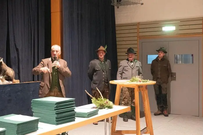 In ihren Ansprachen würdigten Bezirksjägermeister Josef Kleinhappl, Kammerobmann Sepp Wumbauer und Bürgermeister Peter Schlagbauer den Einsatz und das Engagement der neuen Jägerinnen und Jäger.