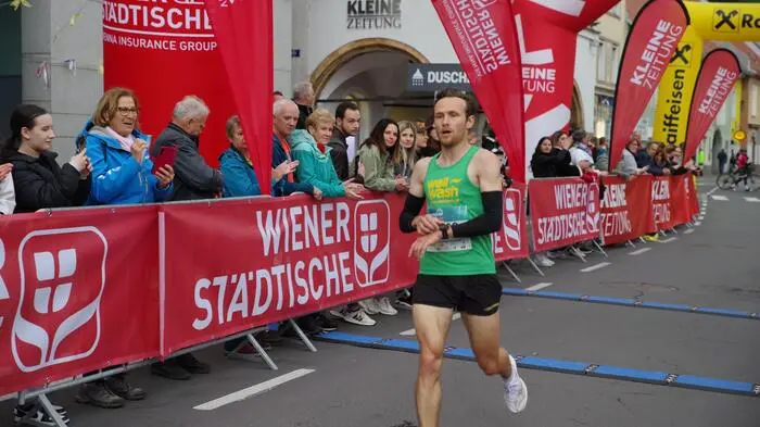 Der 20. Brucker Businesslauf ging Donnerstag über die fünf Kilometer lange Laufstrecke, mit dabei waren auch Nordic-Walkerinnen und Walker