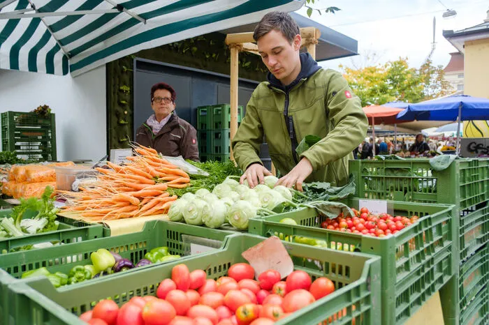 Mittendrin haben die Marktbeschicker ihre Ware feilgeboten.