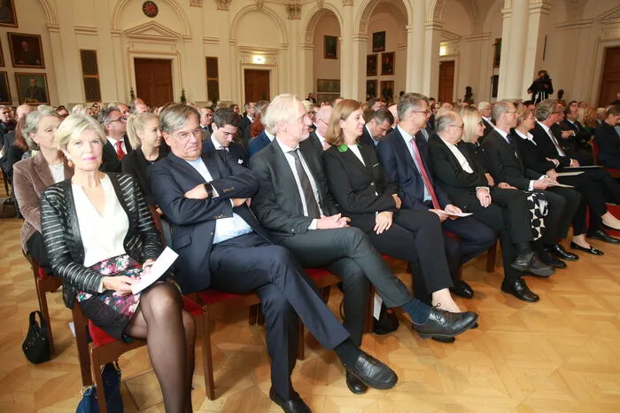 Drinnen in der Aula: Vertreter von Politik und Co. in den vordersten Reihen