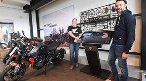 Andreas und Gerold Gesslbauer präsentieren ihre neuen Touchscreens zum Konfigurieren der Motorräder